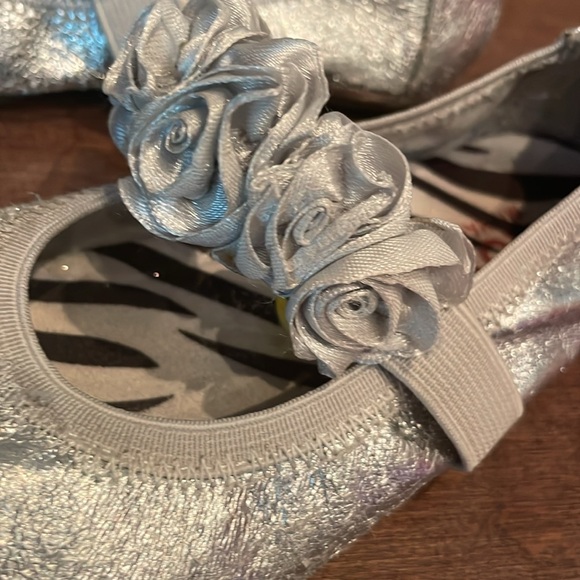 Michael Kors Silver shoes with Rosettes - Picture 2 of 8